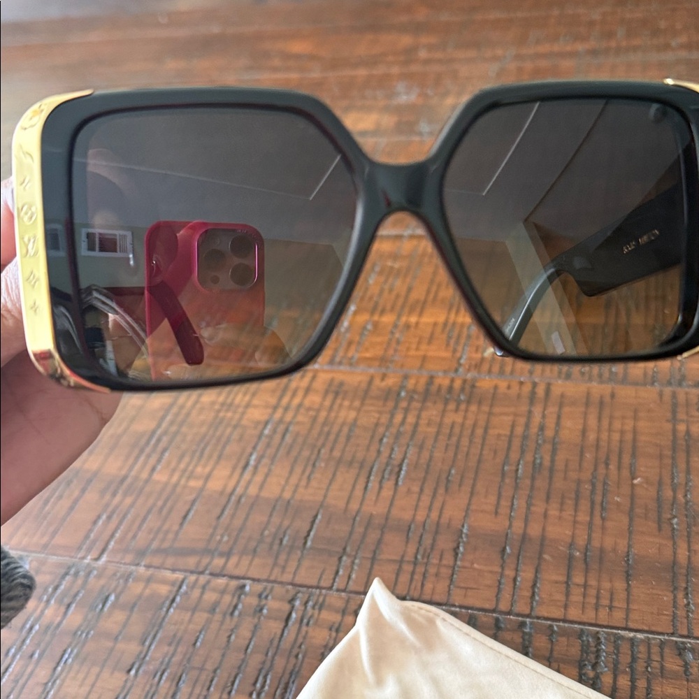 Additional video : Louis Vuitton Elegant Black and Gold moon Sunglasses.